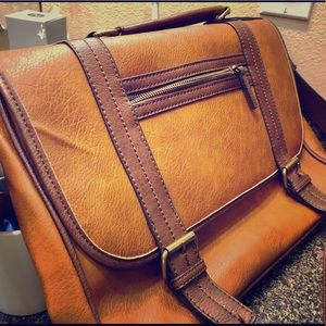 Messenger bag can be used for 15” laptop, iPad